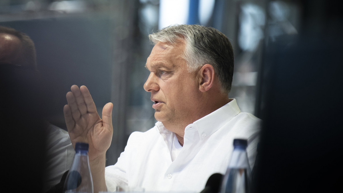 A Miniszterelnöki Sajtóiroda által közreadott képen Orbán Viktor miniszterelnök előadást tart a 31. Bálványosi Nyári Szabadegyetem és Diáktáborban az erdélyi Tusnádfürdőn 2022. július 23-án.