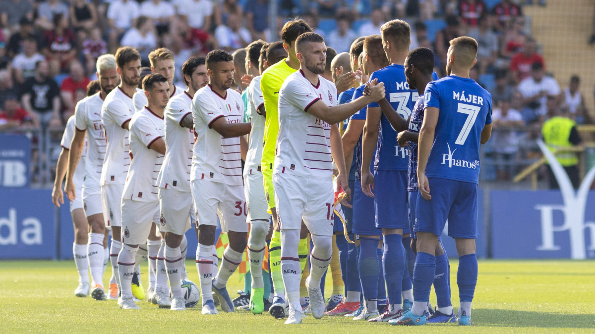 A csapatok üdvözlik egymást az olasz bajnok AC Milan - ZTE labdarúgó felkészülési mérkőzésen a zalaegerszegi ZTE Arénában 2022. július 23-án.