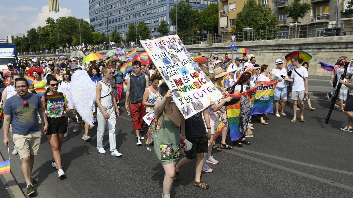 A 27. Budapest Pride résztvevői vonulnak a Margit híd irányában, az alsó rakparton 2022. július 23-án. Az LMBTQ-közösség (leszbikus, meleg, biszexuális, transznemű és queer emberek) és támogatóik a XIII. kerületi Dráva utca és a Carl Lutz rakpart találkozásánál gyülekeztek, onnan indult el a Szivárvány Misszió Alapítvány által szervezett felvonulás a Szabadság térre.