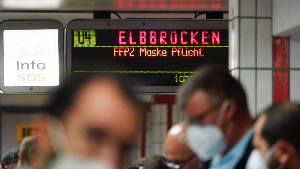 14 July 2022, Hamburg: FFP2 mask compulsory is written on a notice in the station of the U4 BurgstraĂe. Hochbahn AG has deployed a large contingent to monitor compliance with the mandatory mask requirement. For weeks, Hochbahn has been recording an increase in violations of the obligation to wear an FFP2 mask in the subway. Photo: Julian Weber/dpa (Photo by Julian Weber/picture alliance via Getty Images)
