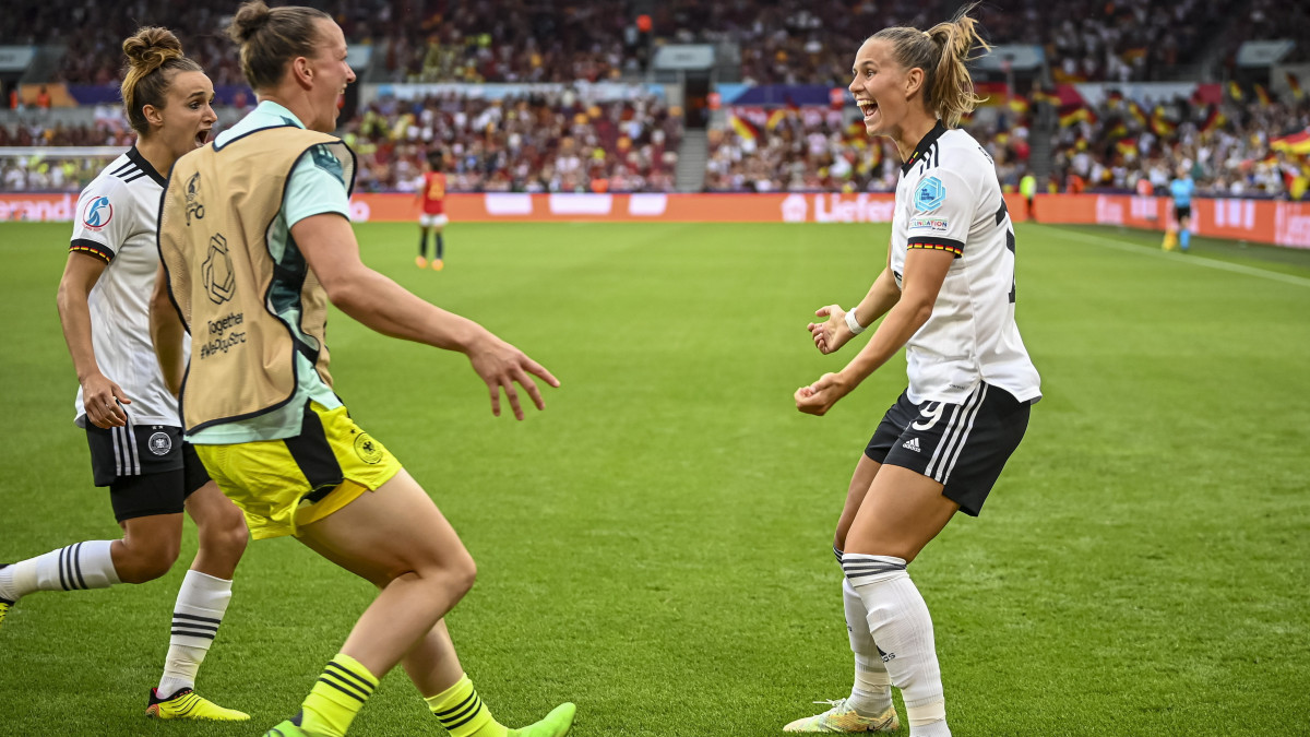 A német Klara Buhl (j) a gólját ünnepli csapattársaival a női labdarúgó Európa-bajnokság második fordulójában, a B csoportban játszott Németország-Spanyolország mérkőzésen Londonban 2022. július 12-én. A találkozót a spanyol válogatott nyerte 2-0-ra, biztosítva ezzel helyét a negyeddöntőben.