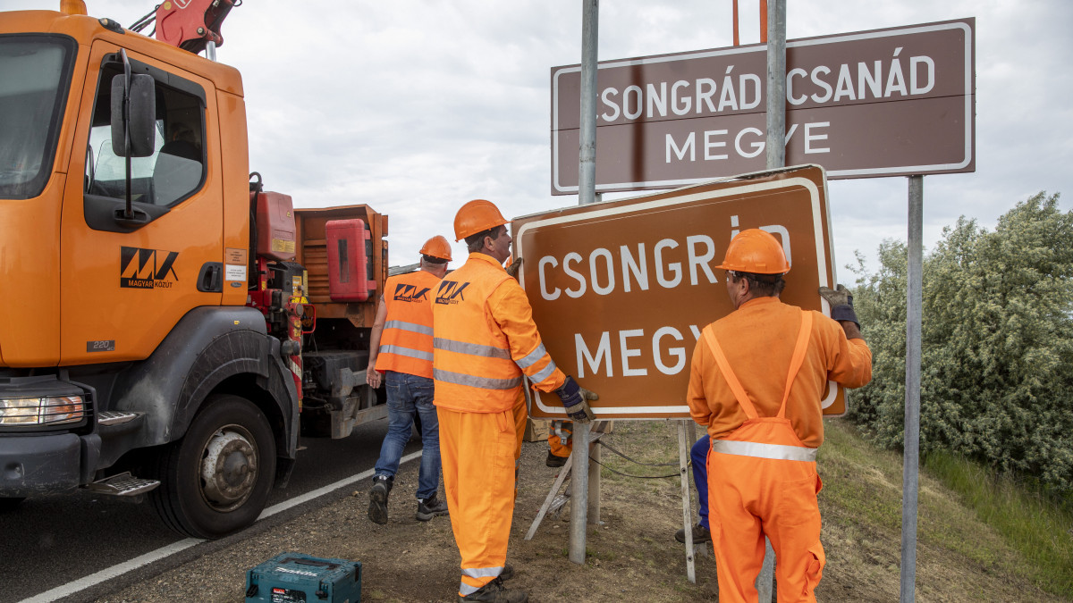 Trianon századik évfordulóján Csongrád-Csanád megyére változott Csongrád megye neve, ezért ennek megfelelően új táblát helyeznek el a megyehatáron a Magyar Közút Nonprofit Zrt. hódmezővásárhelyi mérnökségének munkatársai Orosházánál a 47. számú főúton 2020. június 4-én.