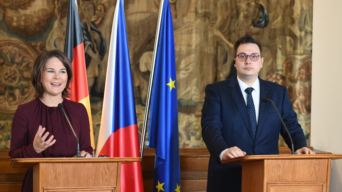 Annalena Baerbock német és Jan Lipavsky cseh külügyminiszter a prágai megbeszélése utáni sajtóértekezleten 2022. július 26-án.