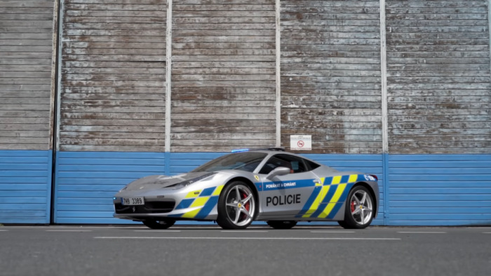 Ferrarival üldözik majd a bűnözőket Csehországban