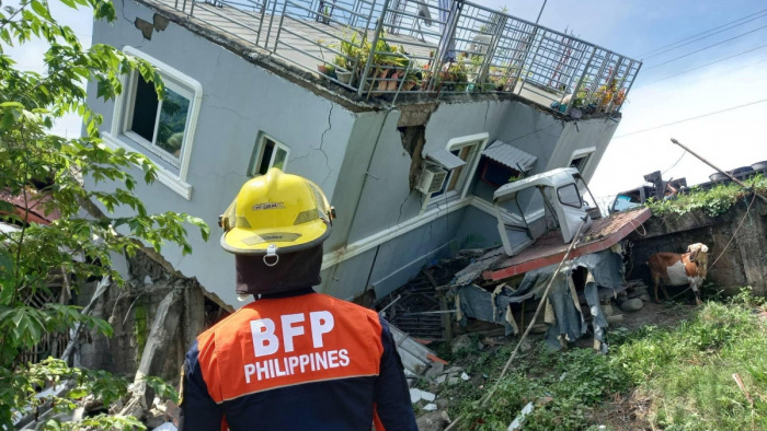 Nagy pusztítást végzett és emberéleteket is követelt a fülöp-szigeteki földrengés – fotók