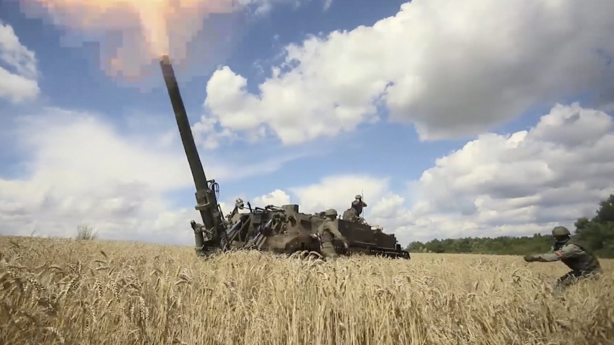 Az orosz védelmi minisztérium sajtószolgálata által közreadott videóról készített képen orosz katonák 240 mm-es Tyulpan önjáró aknavetővel tüzelnek ukrán célpontokra Ukrajnában 2022. július 21-én.
