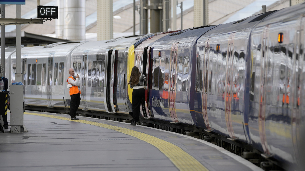 Vonat áll a londoni Waterloo pályaudvar egyik csaknem néptelen peronja mellett a brit vasutasok újabb országos sztrájkja alatt, 2022. július 27-én. A közlekedési dolgozók Rail, Maritime and Transport (RMT) szakszervezete a bérek és munkakörülmények terén próbál eredményt elérni a munkabeszüntetéssel. A vasúttársaságok szerint a járatok nagyjából öt százaléka közlekedik Nagy-Britanniában.