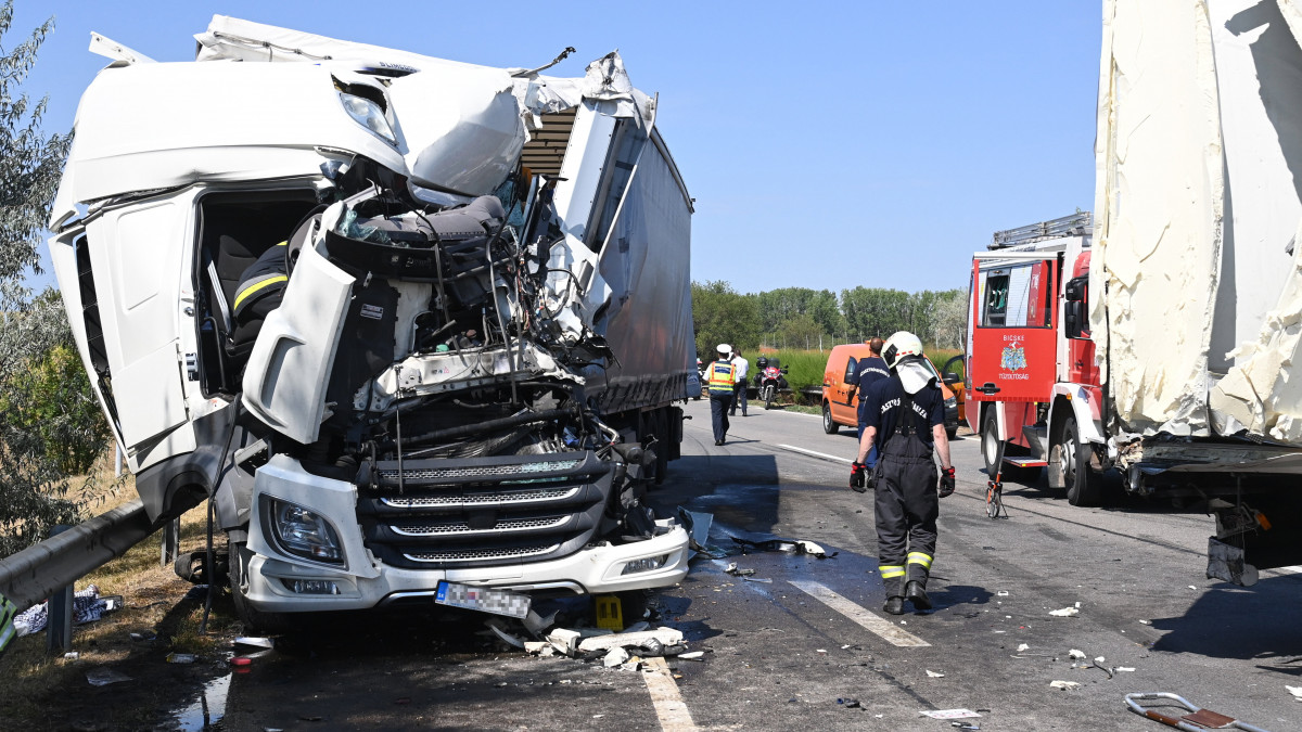 Összeroncsolódott kamion az M1-es autópálya Budapest felé vezető oldalán 2022. július 28-án. A teherjármű egy másik kamionnal ütközött a zsámbéki pihenőhelynél. Az egyik jármű sofőrje meghalt.