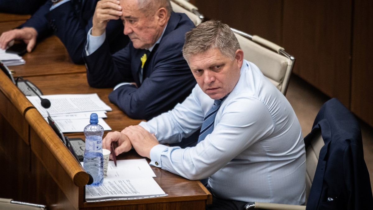 Robert Fico szlovák parlamenti képviselő, volt kormányfő, az Irány - Szociáldemokrácia (Smer-SD) párt elnöke a szlovák parlament ülésén, amelyen a rendőrségi őrizetbe vételéről szóló ügyészségi kérelemről döntenek Pozsonyban 2022. április 28-án. Ficót és kormányának egykori belügyminiszterét, Robert Kalinákot a szlovák rendőrség különleges egysége, a Nemzeti Bűnüldözési Ügynökség (NAKA) többek között bűnszövetkezet létrehozásával és támogatásával, hivatali jogkörrel való visszaéléssel, valamint számos más bűncselekménnyel vádolja. A Fico ellen felhozott vádak még a miniszterelnöki hivatalának idejére nyúlnak vissza.