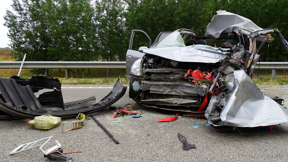 Összeroncsolódott személyautó az M44-es autóút Kecskemét felé vezető oldalán, Cserkeszőlő térségében 2022. július 28-án. A jármű kamionnal ütközött, a balesetben egy ember meghalt.