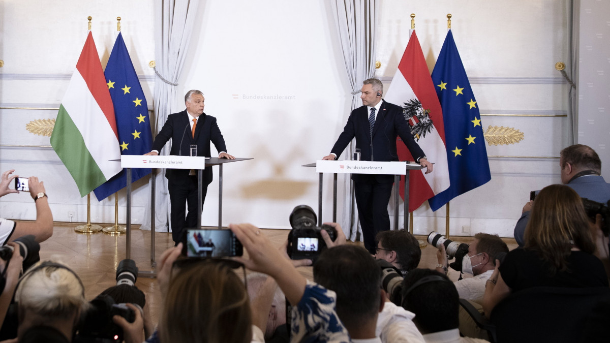 A Miniszterelnöki Sajtóiroda által közreadott képen Orbán Viktor miniszterelnök (b) és Karl Nehammer osztrák kancellár közös sajtótájékoztatója Bécsben 2022. július 28-án.