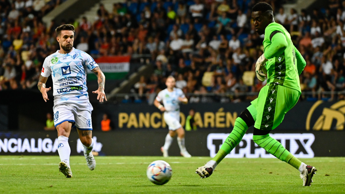 Alexandru Baluta, a Puskás Akadémia játékosa (b) és Bruno Varela, a portugál csapat kapusa a labdarúgó Konferencia-liga selejtezőjének második fordulójában, a Puskás Akadémia - Vitória Guimaraes visszavágó mérkőzésen a felcsúti Pancho Arénában 2022. július 28-án. A mérkőzés 0-0-s döntetlenre végződött, így a portugál együttes 3-0-s összesítéssel jutott tovább.