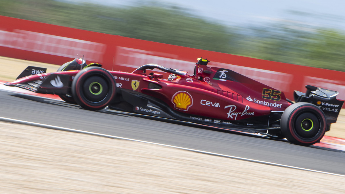 Carlos Sainz, a Ferrari spanyol versenyzője a Forma-1-es Magyar Nagydíj első szabadedzésén a mogyoródi Hungaroringen 2022. július 29-én.