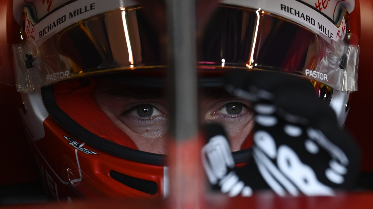 Charles Leclerc, a Ferrari monacói versenyzője a Forma-1-es Magyar Nagydíj első szabadedzésén a mogyoródi Hungaroringen 2022. július 29-én.