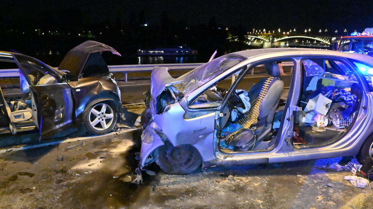 Összeroncsolódott személygépkocsik Budapesten, a Slachta Margit rakparton, a Margit híd közelében, miután frontálisan ütköztek 2022. július 29-én. A balesetben négyen megsérültek.