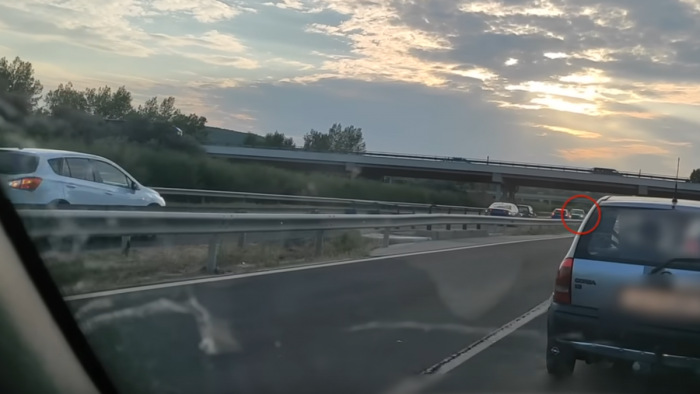 Videó: Hat autó tolatott egy forgalommal szemben guruló jármű előtt az autópályán