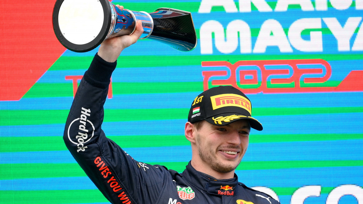 A győztes Max Verstappen, a Red Bull holland versenyzője a Forma-1-es Magyar Nagydíj eredményhirdetésén a mogyoródi Hungaroringen 2022. július 31-én.