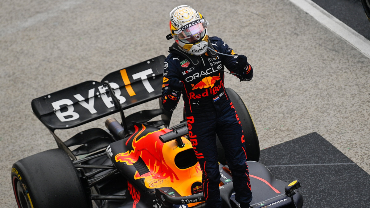 Max Verstappen, a Red Bull holland versenyzője, miután győzőtt a Forma-1-es Magyar Nagydíjon a mogyoródi Hungaroringen 2022. július 31-én.