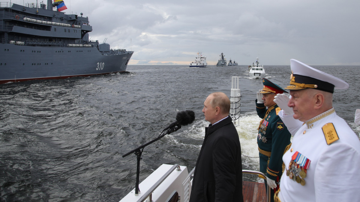 Vlagyimir Putyin orosz elnök (b), Szergej Sojgu védelmi miniszter (k) és Nyikolaj Jevmenov, az orosz haditengerészet főparancsnoka (j) az orosz haditengerészet napjának alkalmából tartott szentpétervári flottadíszszemlén 2022. július 31-én.