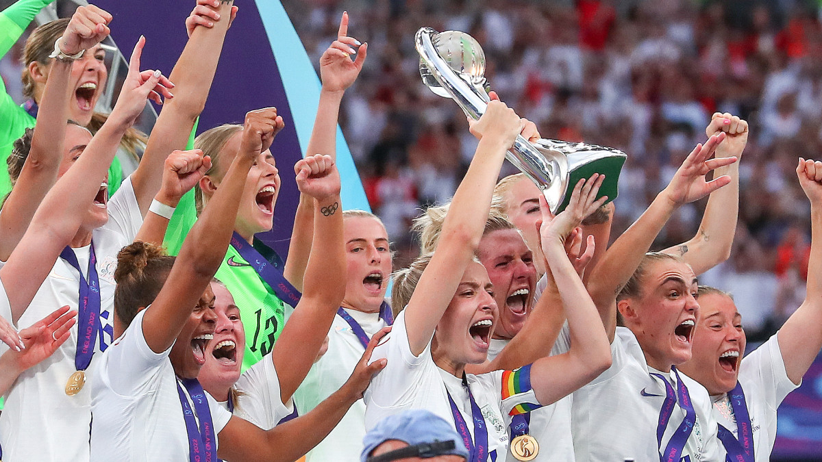 LONDON, ENGLAND - JULY 31: Leah Williamson of England Women lifts the trophy with her team mates during the UEFA Womens Euro England 2022 final match between England and Germany at Wembley Stadium on July 31, 2022 in London, United Kingdom. (Photo by Robbie Jay Barratt - AMA/Getty Images)