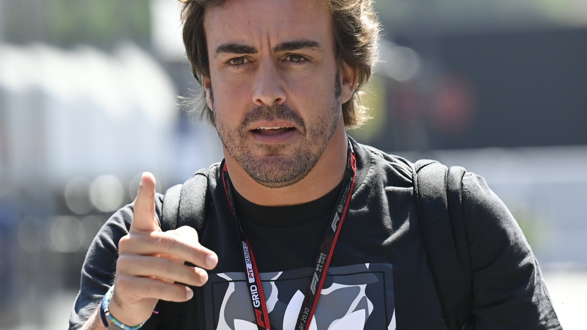 Fernando Alonso, az Alpine spanyol versenyzője érkezik a Forma-1-es Magyar Nagydíj pályabejárására a mogyoródi Hungaroringen 2022. július 28-án.