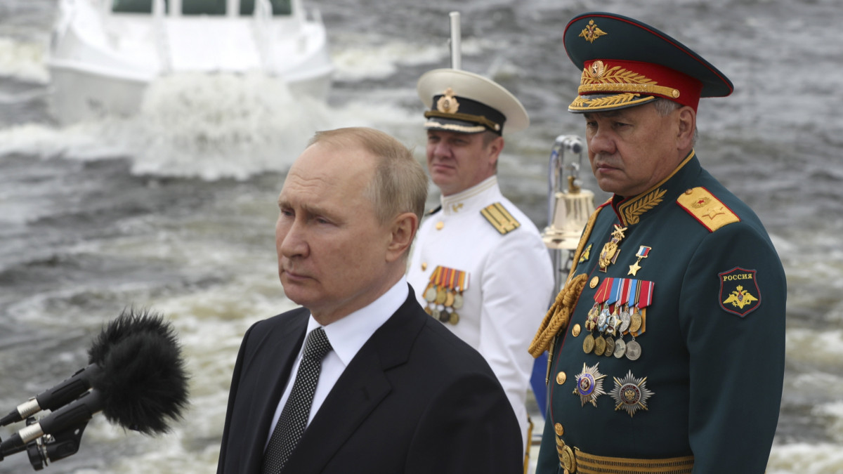 Vlagyimir Putyin orosz elnök (b), Szergej Sojgu védelmi miniszter (j) és Nyikolaj Jevmenov, az orosz haditengerészet főparancsnoka (k) az orosz haditengerészet napjának alkalmából tartott szentpétervári flottadíszszemlén 2022. július 31-én.