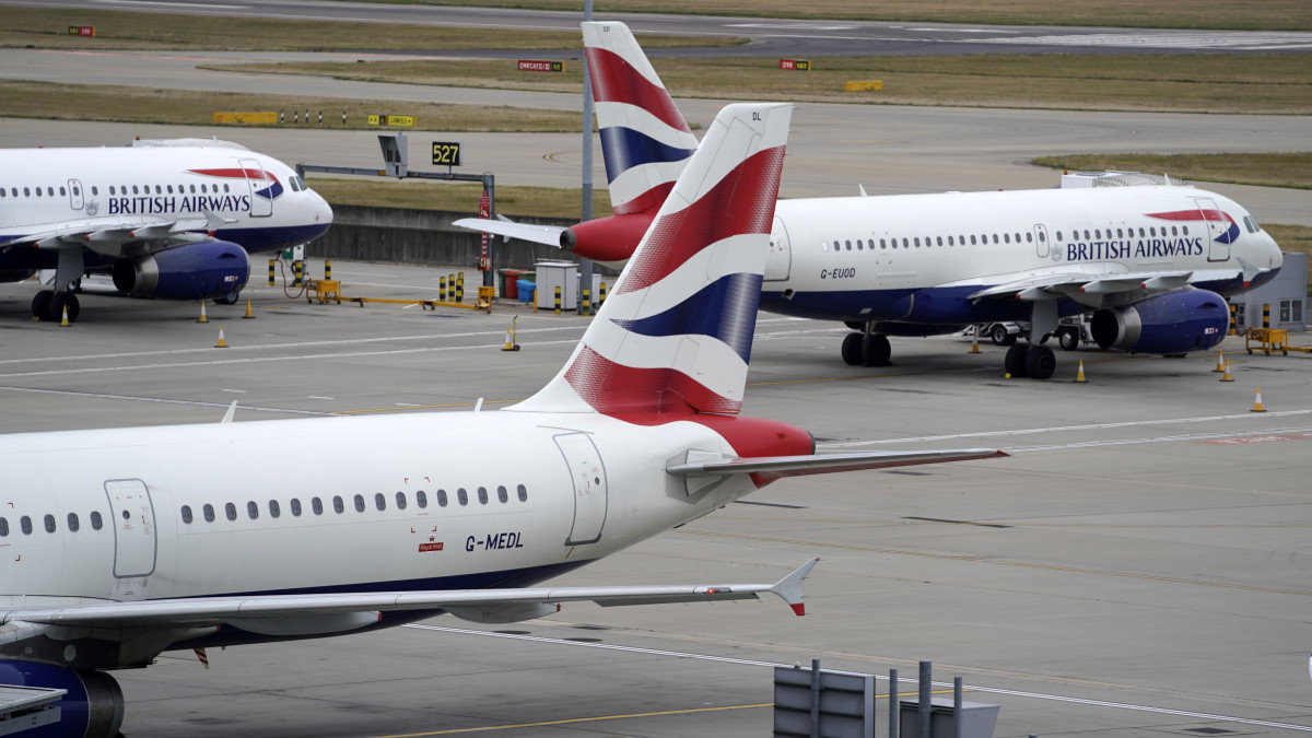 A British Airways utasszállító gépei a londoni Heathrow repülőtéren a brit légitársaság pilótáinak kétnapos sztrájkja idején 2019. szeptember 9-én. A légitársasági pilótái kétnapos munkabeszüntetést kezdtek ezen a napon bérköveteléseik nyomatékosítására.