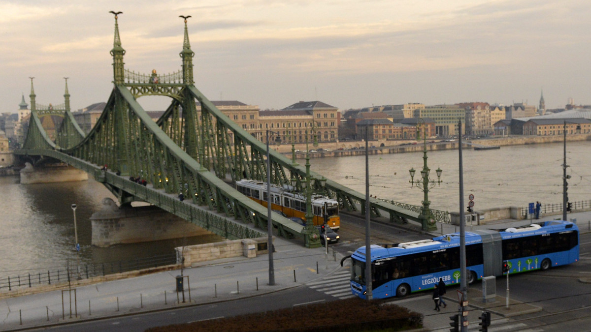 Az első vadonatúj Volvo, az Euro 6-os kibocsátási normának megfelelő, dízel-elektromos hajtású hibrid csuklós autóbusz halad a Szent Gellért rakparton, a Szabadság híd előtt 2015. január 17-én. A beszerzett összesen 28 darab új autóbusz közül az első jármű a 7-es busz vonalán állt forgalomba. Tavaszra a fővárosban fog üzemelni Európában az egyik legnagyobb hibridbusz-flotta.