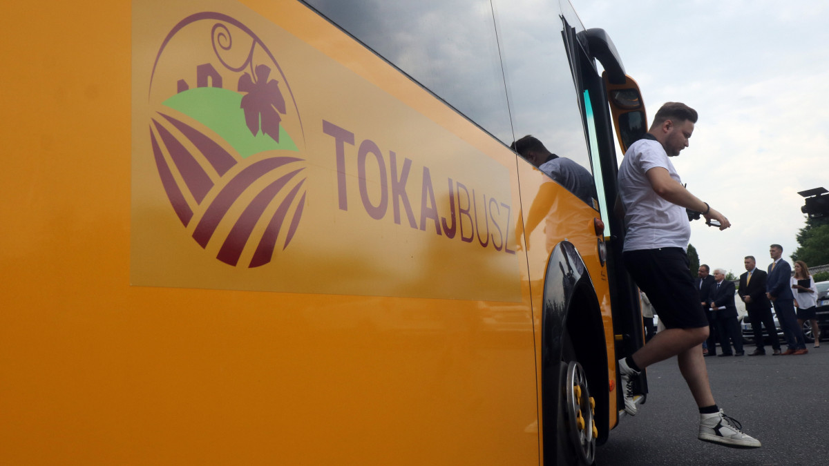 Tokajbusz a járat indulásáról és a Tokaji Borongoló jegyről tartott sajtótájékoztatón Tokajban 2022. augusztus 2-án. Új, a vonatokhoz csatlakozó autóbuszjáratokat, Tokajbuszokat indít a Volánbusz Tokaj térségében augusztus 5-től, a világörökség részét képező tokaji borvidék autóbuszos kiszolgálásának turisztikai célú fejlesztéséhez csatlakozott a MÁV-START is.