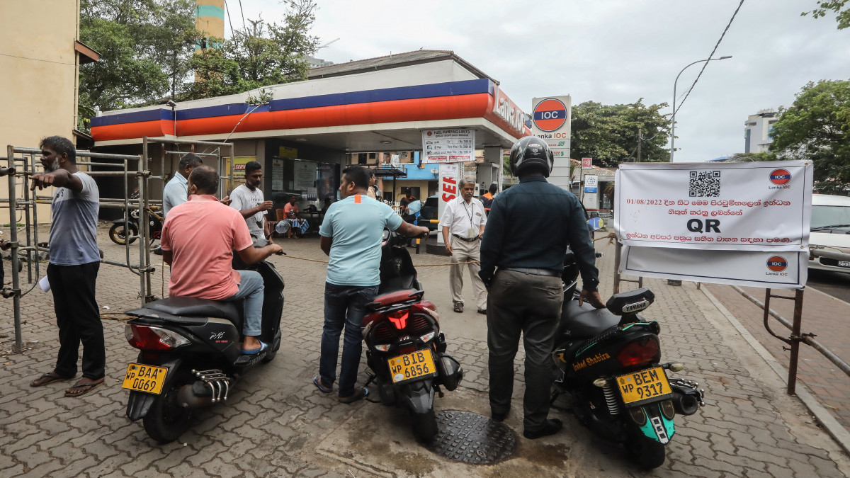 Motorosok várakoznak egy colombói benzinkúton 2022. augusztus elsején. Srí Lanka négy hónapja szenved súlyos üzemanyaghiánytól, a villamosenergia- és energiaügyi minisztériuma augusztus 1-jén üzemanyagkvóta-rendszert vezetett be a fogyasztás csökkentése és szabályozása érdekében.