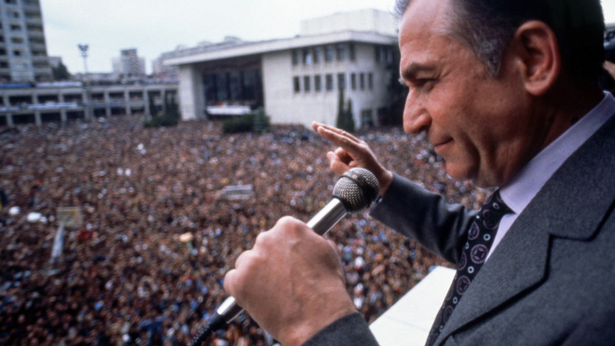 Lhomme politique Ion Iliescu sadresse Ă   la foule lors de sa campagne, le 05 mai 1990. (Photo by Georges MERILLON/Gamma-Rapho via Getty Images)