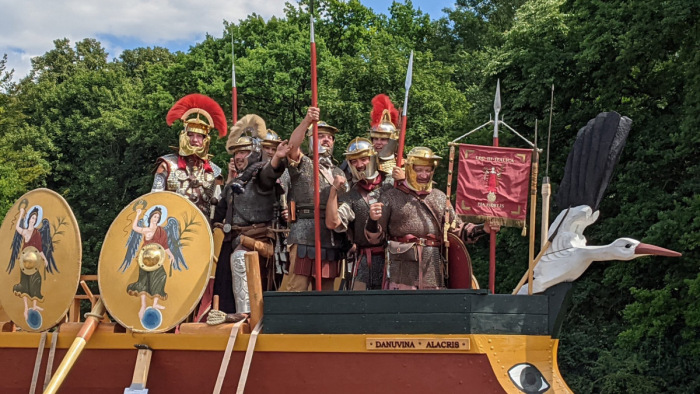 Római kori őrhajó érkezik a Dunán