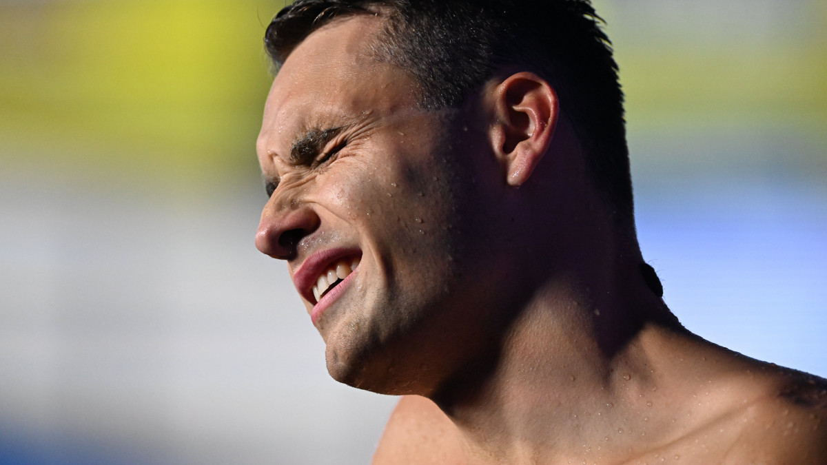 A győztes Milák Kristóf a férfi 200 méteres pillangóúszás döntője után a vizes világbajnokságon a Duna Arénában 2022. június 21-én. Milák Kristóf 1:50.34-es világcsúccsal győzött.
