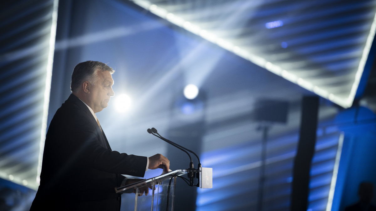 A Miniszterelnöki Sajtóiroda által közreadott képen Orbán Viktor miniszterelnök, az esemény főszónoka beszédet mond a Conservative Political Action Conference (CPAC) Hungary elnevezésű, kétnapos konzervatív politikai fórum első napján a Bálna Budapestben 2022. május 19-én.
