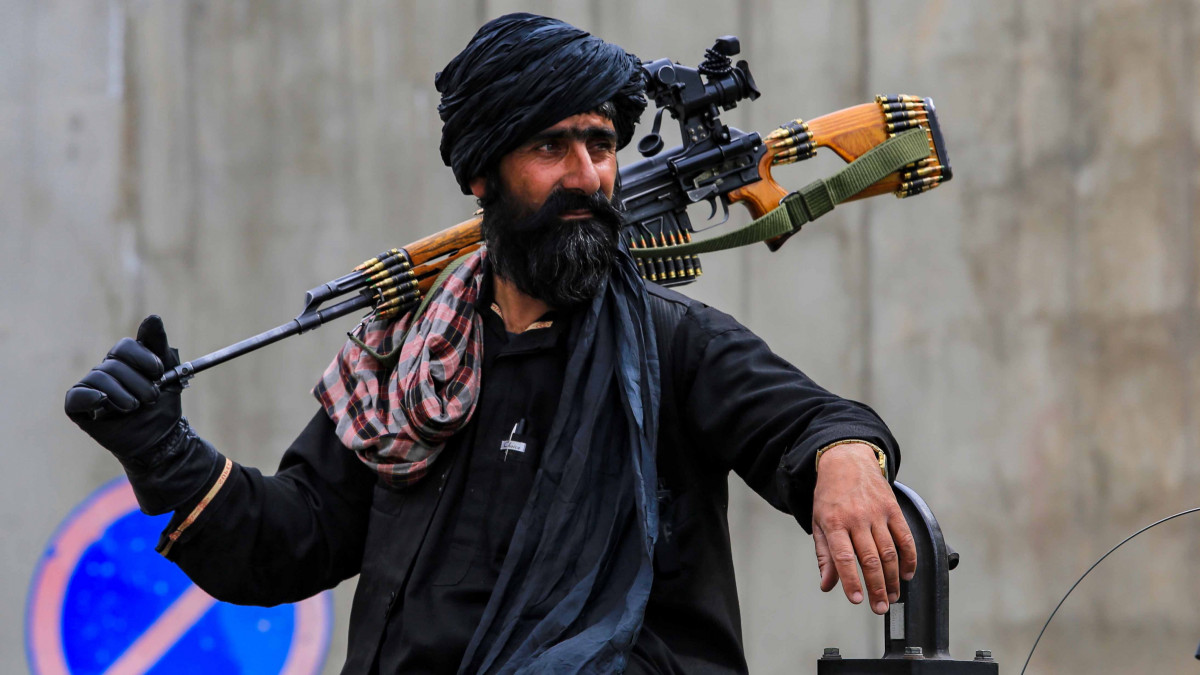 Tálib fegyveres az Ajmán az-Zaváhíri elleni merénylet helyszínén Kabulban 2022. augusztus 2-án. Az al-Kaida nemzetközi iszlamista terrorszervezet vezetőjét július 31-én egy amerikai dróntámadás megölte. Brit sajtóértesülés szerint Zaváhírit az amerikai Központi Hírszerző Ügynökség (CIA) likvidálta.