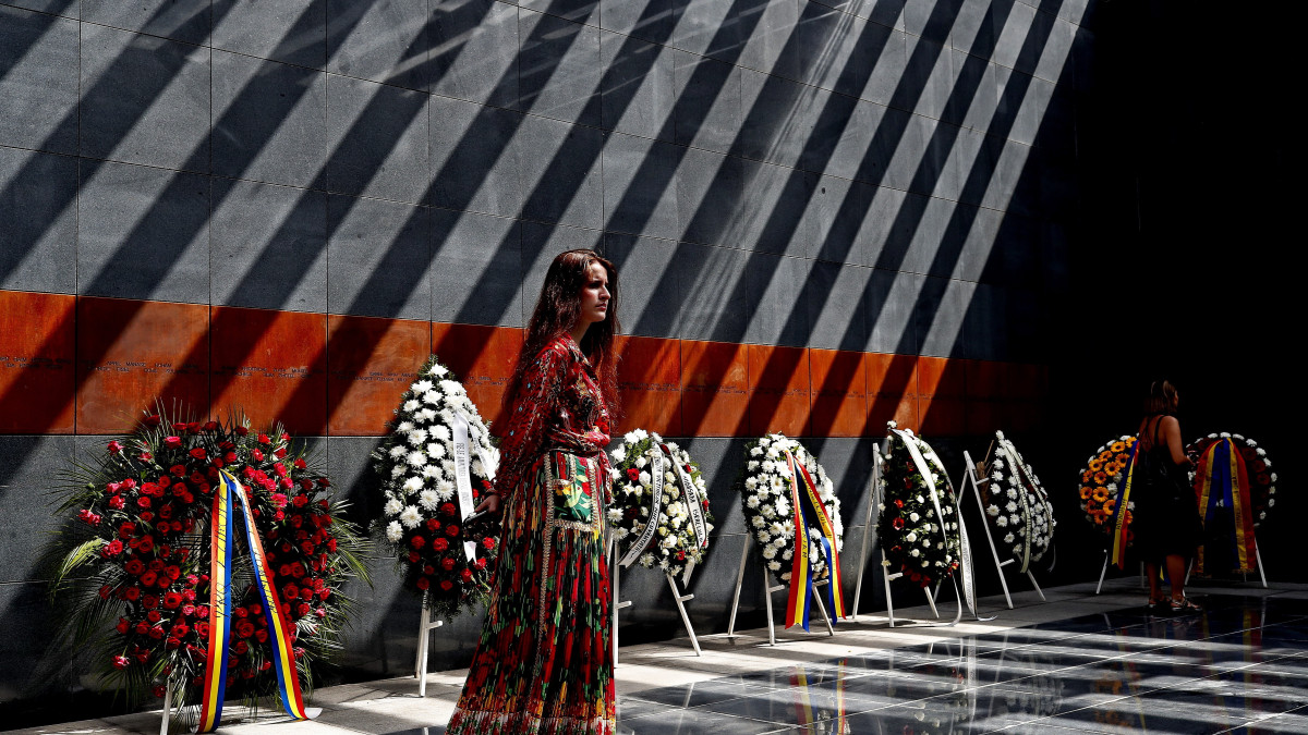 A roma holokauszt romániai emléknapjáról emlékezik meg egy roma nő a bukaresti Holokauszt Emlékműnél 2022. augusztus 2-án.