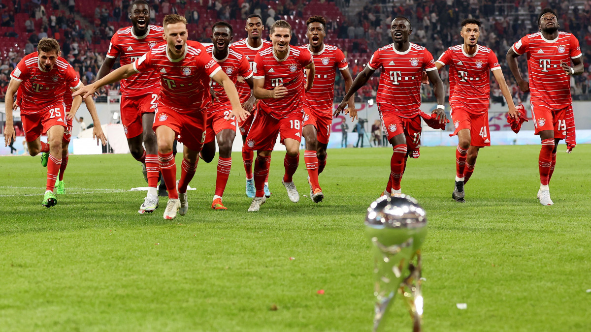 LEIPZIG, GERMANY - JULY 30: Joshua Kimmich (C) of FC Bayern MĂźnchen and his team mates celebrate with the winners trophy after winning the Supercup 2022 match between RB Leipzig and FC Bayern MĂźnchen at Red Bull Arena on July 30, 2022 in Leipzig, Germany. (Photo by Alexander Hassenstein/Getty Images)