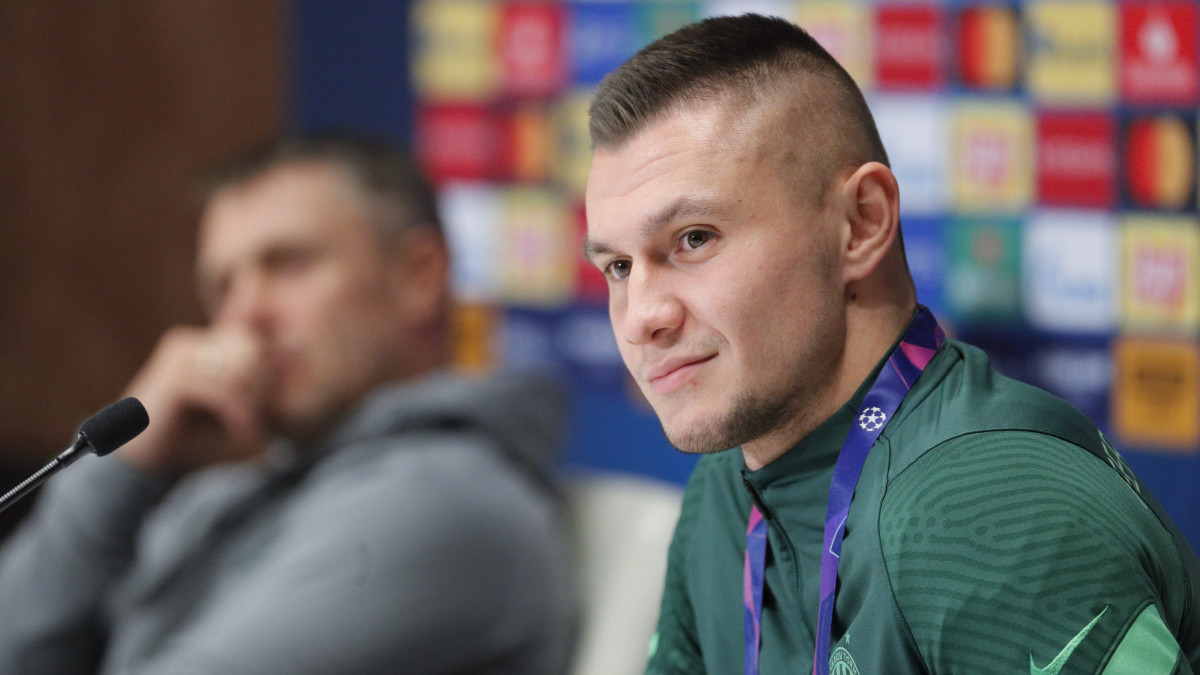 Olekszandr Zubkov, a Ferencváros játékosa a csapat kijevi sajtóértekezletén 2020. december 7-én. A Ferencváros másnap a Dinamo Kijev ellen játszik a labdarúgó Bajnokok Ligája csoportkörének hatodik, utolsó fordulójában az ukrán fővárosban.