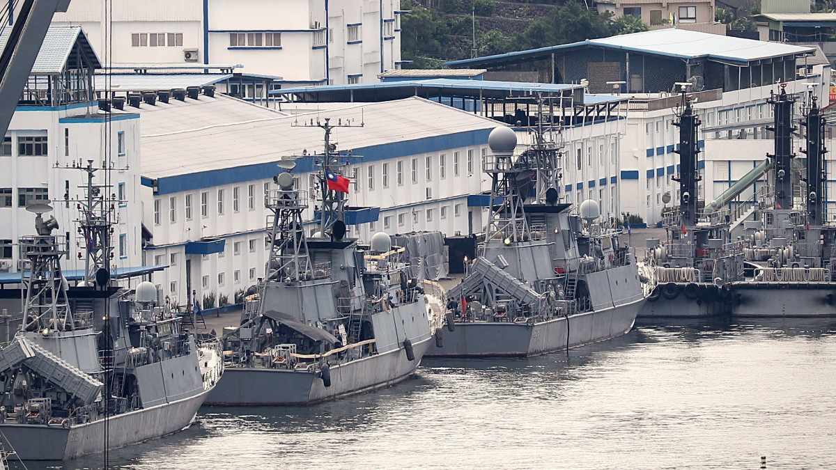 A tajvani haditengerészet hajói a tajvani Csilung kikötőjében 2022. augusztus 5-én. A Tajvant magáénak tekintő Kína szuverenitása megsértésének tekinti Nancy Pelosi amerikai képviselőházi elnök augusztus 3-i tajvani látogatását, és válaszul több hadgyakorlatot kezdett a sziget körül, amelyek egy része benyúlik a tajvani vizekre is.