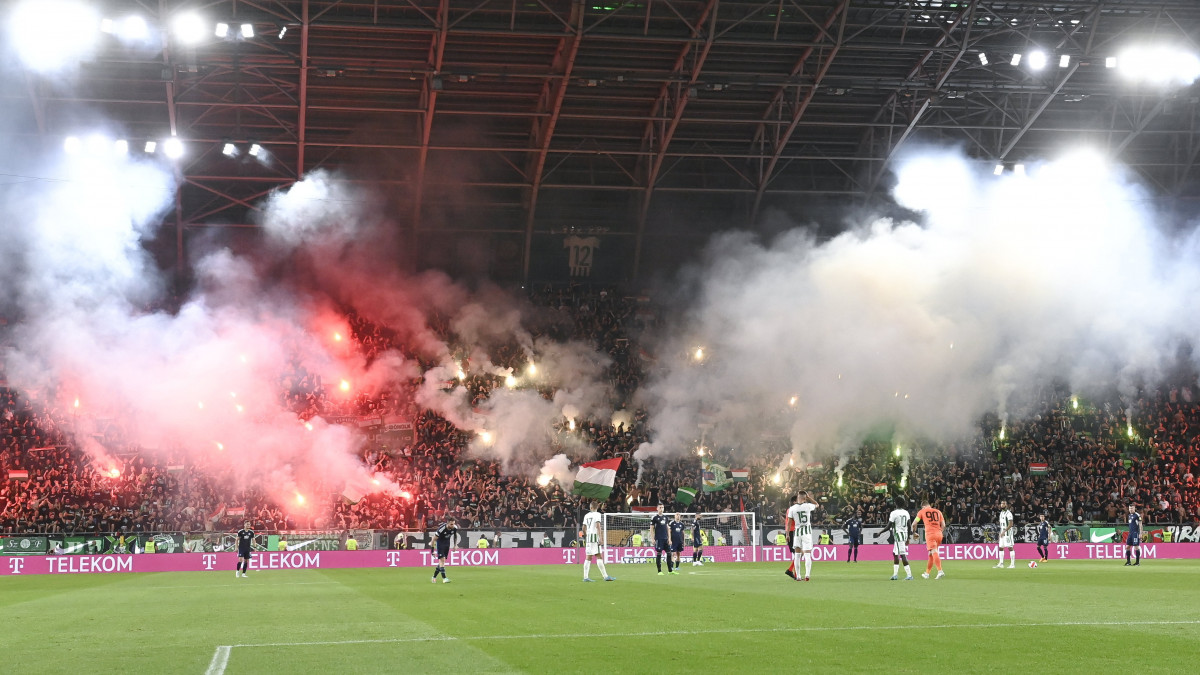 Ferencvárosi szurkolók a labdarúgó Bajnokok Ligája selejtezőjének második fordulójában játszott Ferencváros - Slovan Bratislava mérkőzésen a Groupama Arénában 2022. július 20-án.