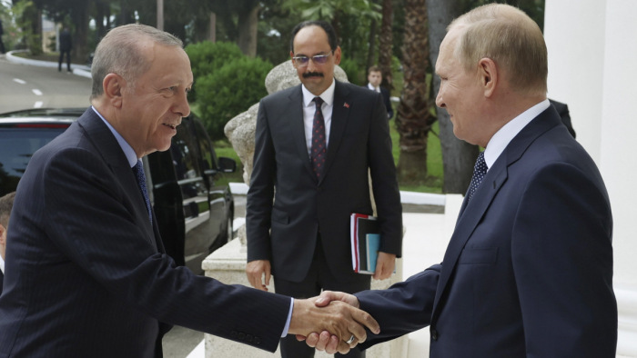 Vlagyimir Putyin részletesen elmagyarázta a török elnöknek, miért nem tartja a szavát