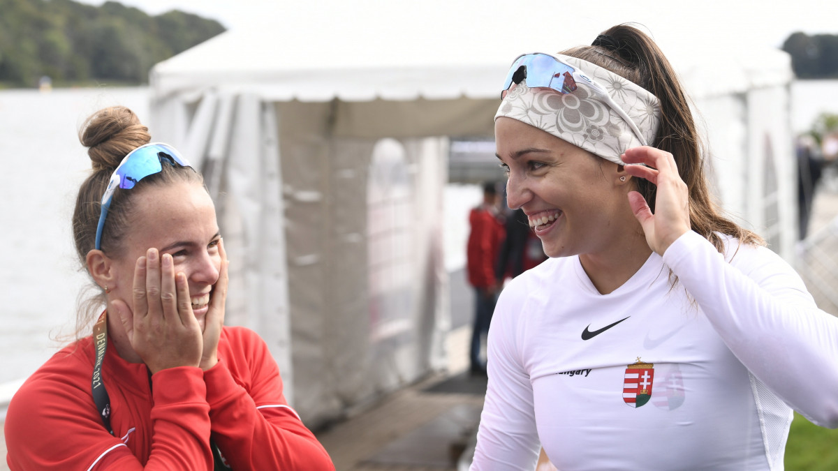Az ezüstérmes Lucz Anna (j) a kajak-kenu világbajnokság kajak egyesek 200 méteres versenyének döntője után, mellette Kiss Blanka, akivel a kajakpárosok 200 méteres versenyén másodikok lettek a koppenhágai Bagsvaerd-tavi versenypályán 2021. szeptember 18-án.