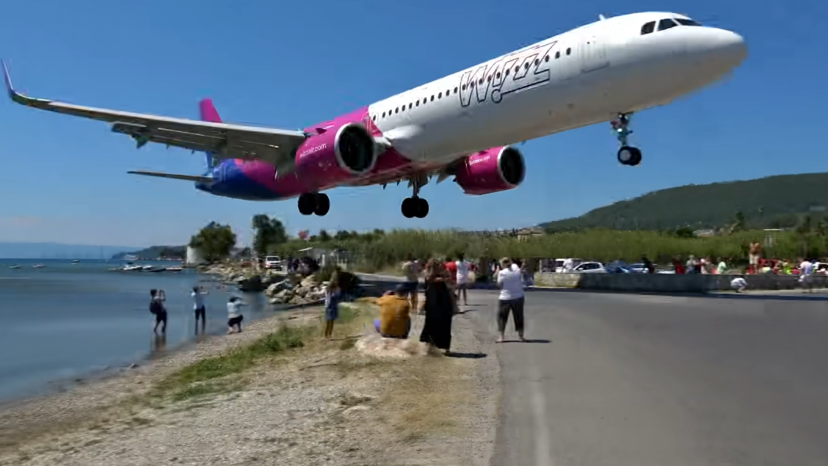 Úgy húzott el a fejek fölött a Wizz Air-gép, hogy nagyot porzott az aszfalt - videó