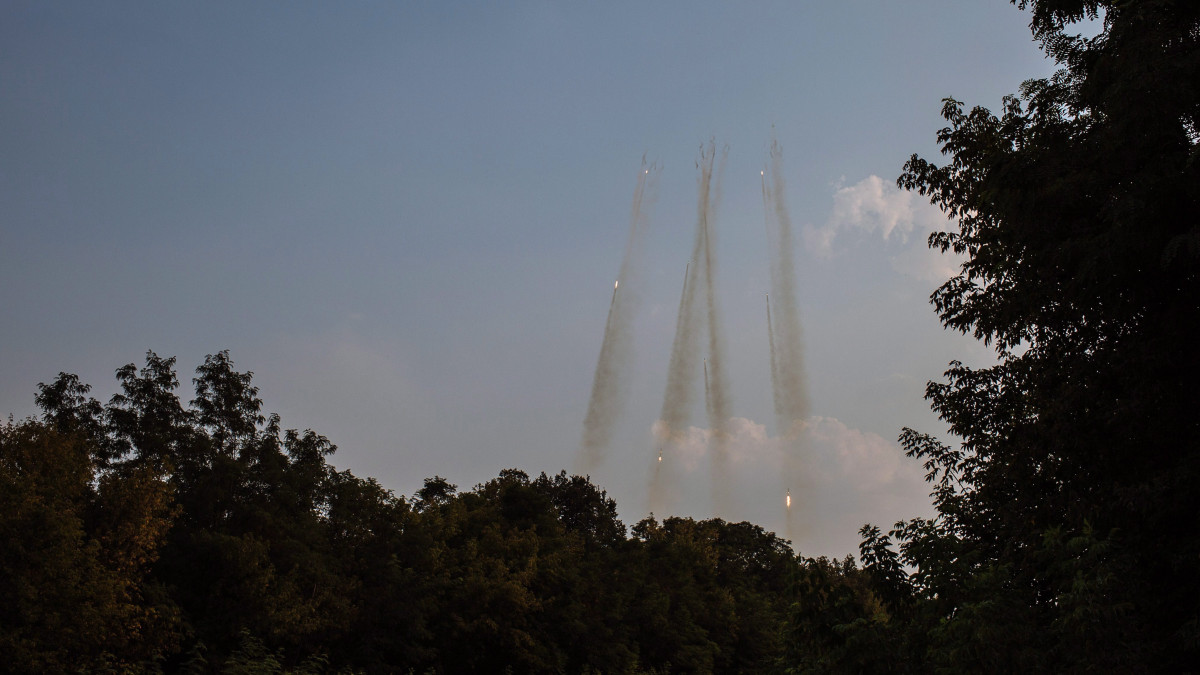 Donyecki régió, 2014. augusztus 7.Az ukrán hadsereg föld-föld rakétákat lő ki az oroszbarát szakadárok elleni harc során az ukrajnai donyecki régióban 2014. augusztus 7-én.  (MTI/EPA/Roman Pilipej)