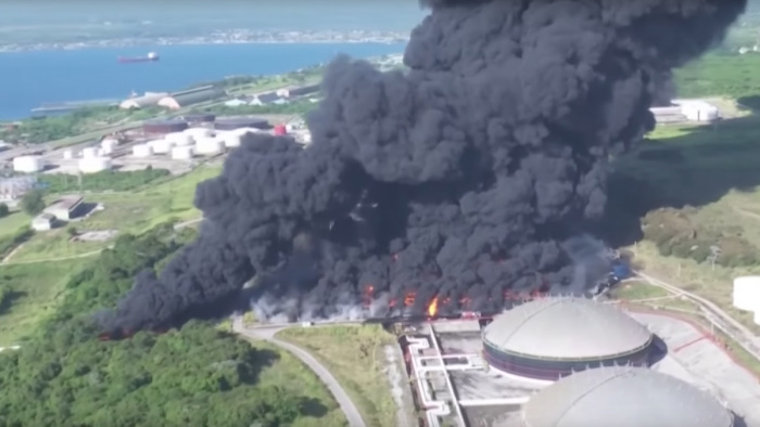 Lángokban áll egy üzemanyagraktár Kubában - videók