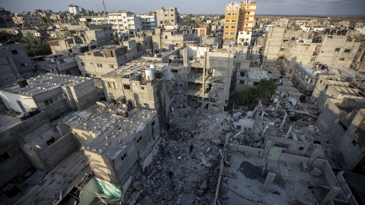 Légicsapásban megrongálódott épület a gázai Rafah városban, ahol az izraeli hadsereg bejelentése szerint légicsapással megölték Hálid Manszúrt, az Iszlám Dzsihád terrorszervezet egyik parancsnokát és két társát 2022. augusztus 7-én. Izrael két nappal korábban Hajnalhasadás néven hadműveletet indított a Gázai övezetben az Iszlám Dzsihád ellen, mert a palesztin terrorszervezet megtorlással fenyegetőzött, miután letartóztatták egyik magas rangú ciszjordániai tisztviselőjét, Bassam al-Szaadit. A Gázai övezetből augusztus 5-e óta rakétákat indítottak Izrael központi és déli részei felé.