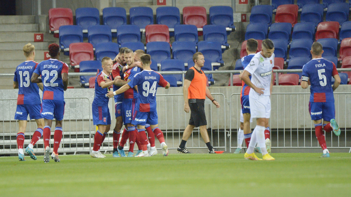 A fehérvár játékosok gólöröme, balról a gólszerző Kenan Kodro (b4) a labdarúgó OTP Bank Liga második fordulójában játszott MOL Fehérvár FC - Budapest Honvéd mérkőzésen a székesfehérvári Mol Aréna Sóstó stadionban 2022. augusztus 7-én.
