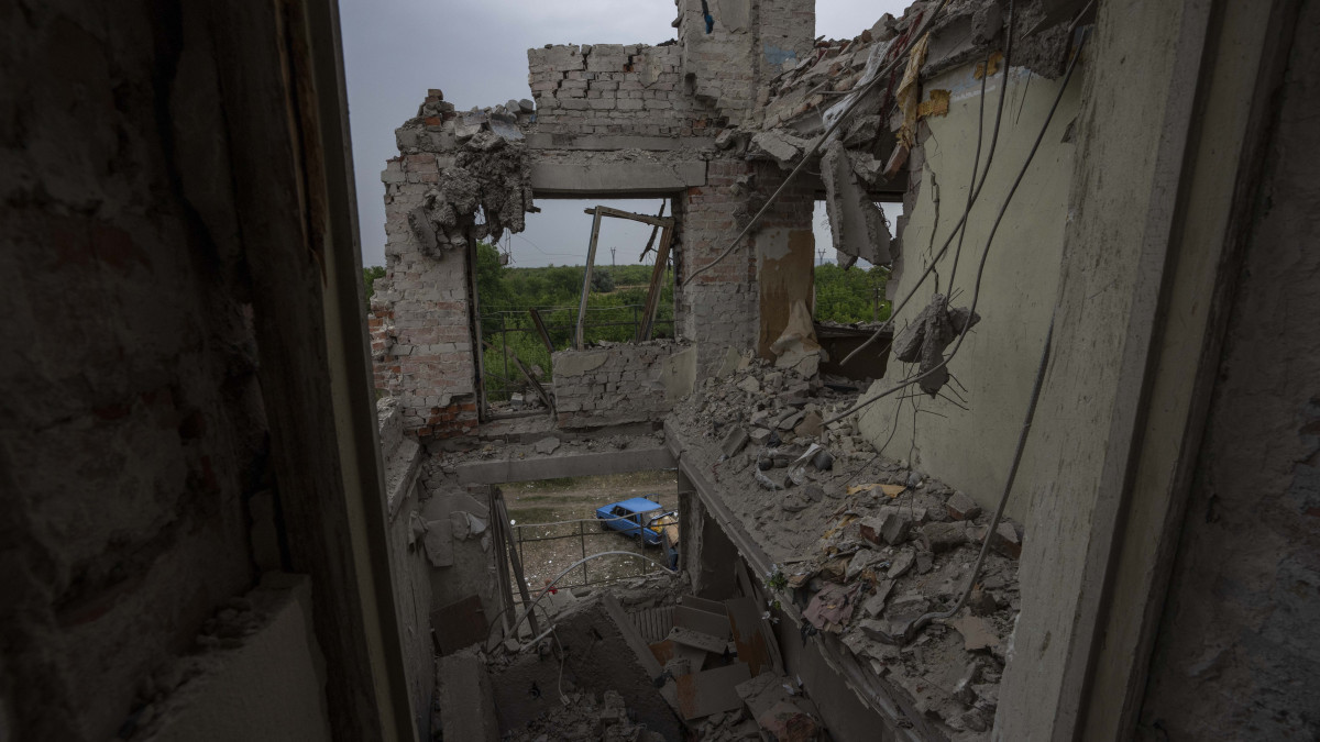 Orosz rakétatámadásban megrongálódott lakóház a Donyeck megyei Csasziv Jar településen 2022.július 10-én. Az ötszintes épületben legkevesebb 15 ember életét vesztette és sokan megsebesültek.
