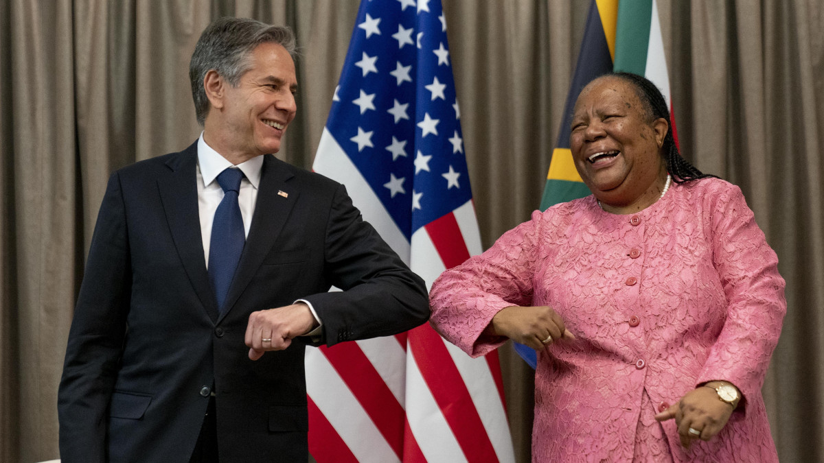 Naledi Pandor dél-afrikai külügyminiszter (j) üdvözli Antony Blinken amerikai külügyminisztert Pretoriában 2022. augusztus 8-án.