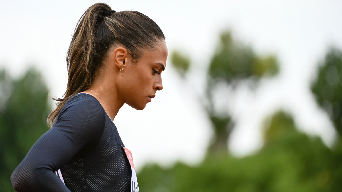 A későbbi győztes egyesült államokbeli Sydney McLaughlin a 400 méteres női gátfutás döntőjének rajtja előtt a Gyulai István Memorial nemzetközi atlétikai versenyen Székesfehérváron 2022. augusztus 8-án.